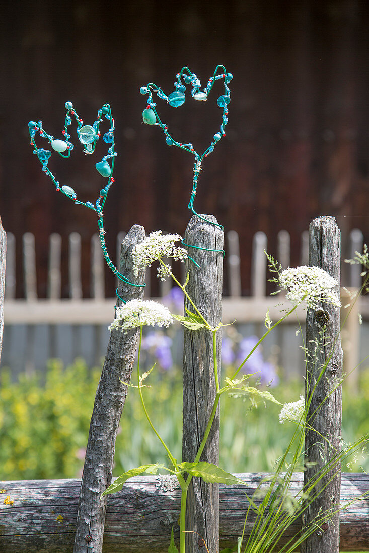 Selbstgemachte Tulpenblüten aus Draht und Perlen als Dekoration, Gierschblüte