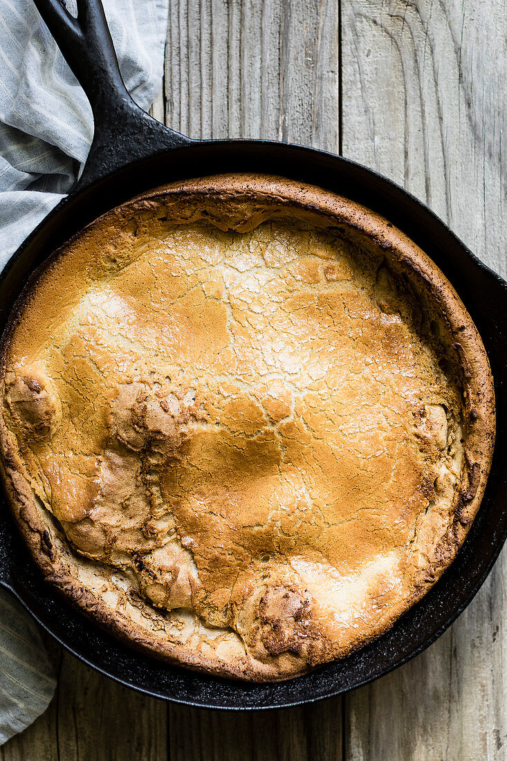 Dutch Baby mit Zimt in der Pfanne