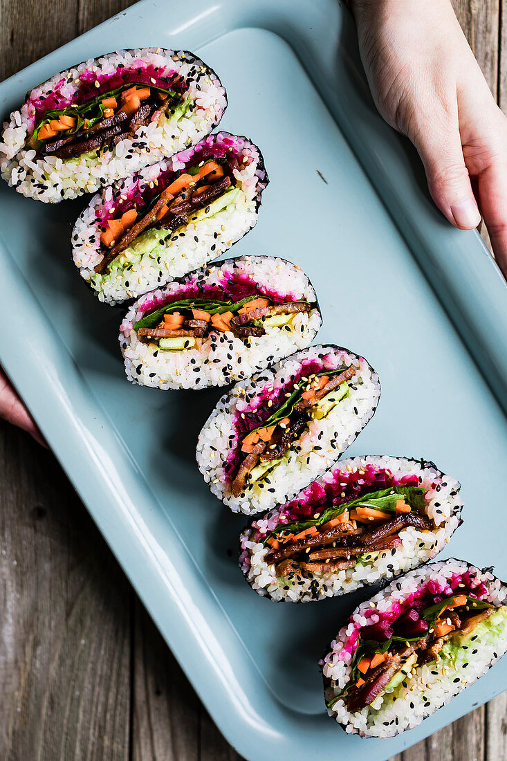 Regenbogen-Onigirazu (Sushi-Sandwich) mit knusprigem Miso-Tofu