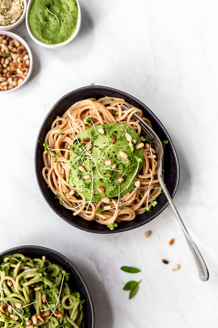 Nudeln mit Pesto und Pinienkernen