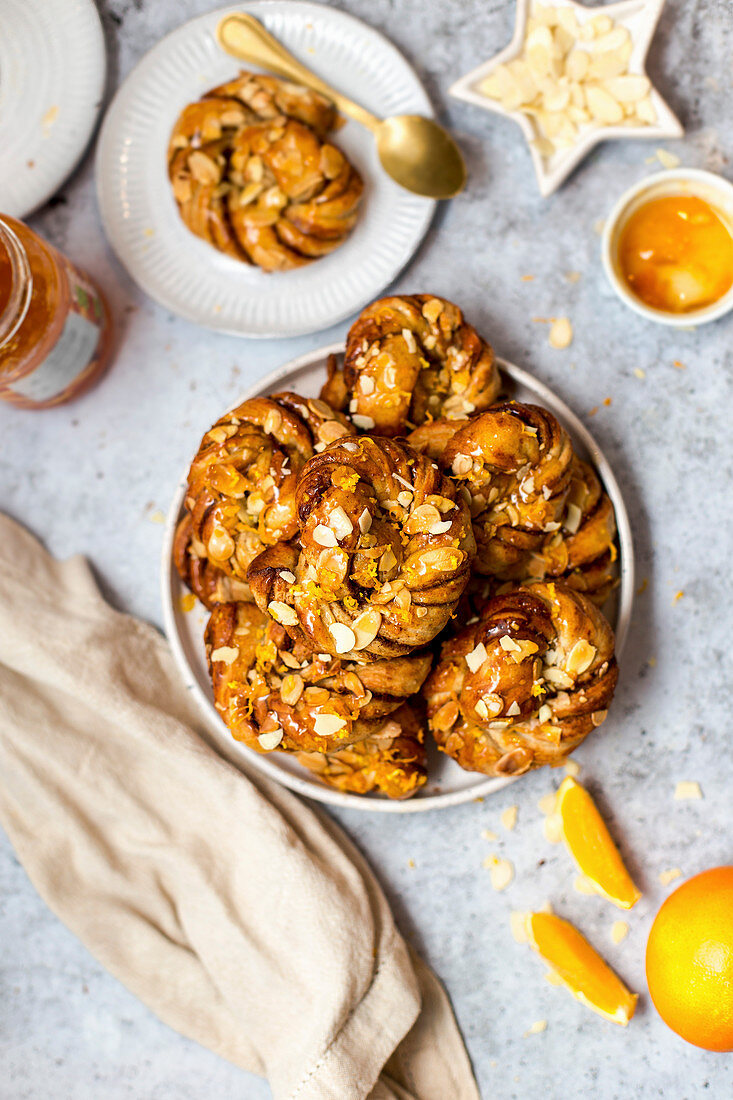 Yeast knots with almonds and orange icing