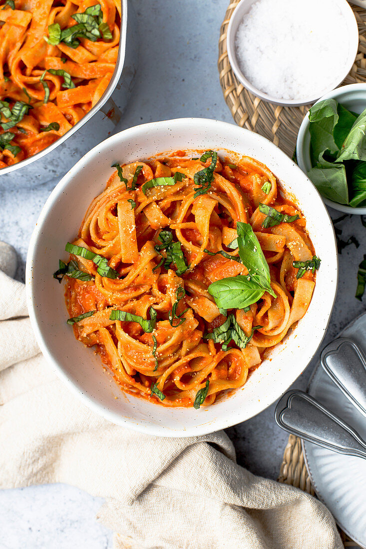 Bandnudeln mit Tomatensauce und Kräutern