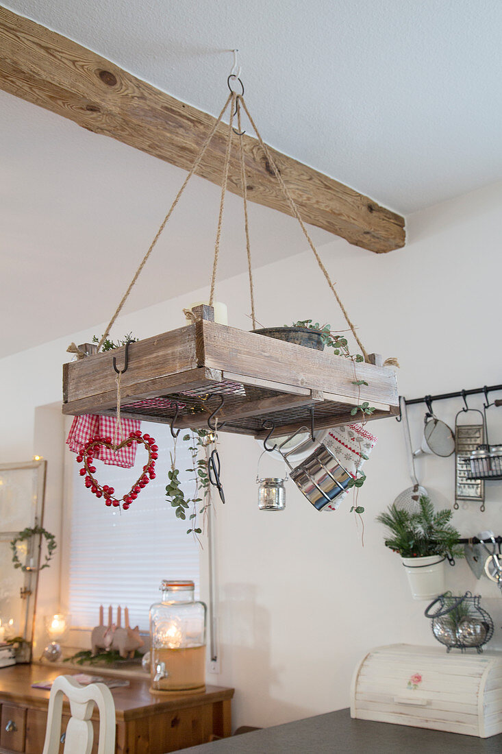 Hängeregal an der Decke in ländlicher Küche mit Weihnachtsdeko