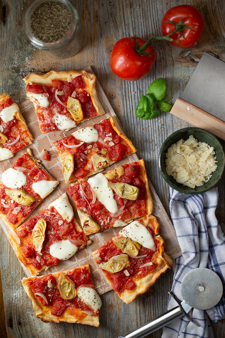 Vegetarische Pizza mit Artischocken, Mozzarella, Oregano und Zwiebeln
