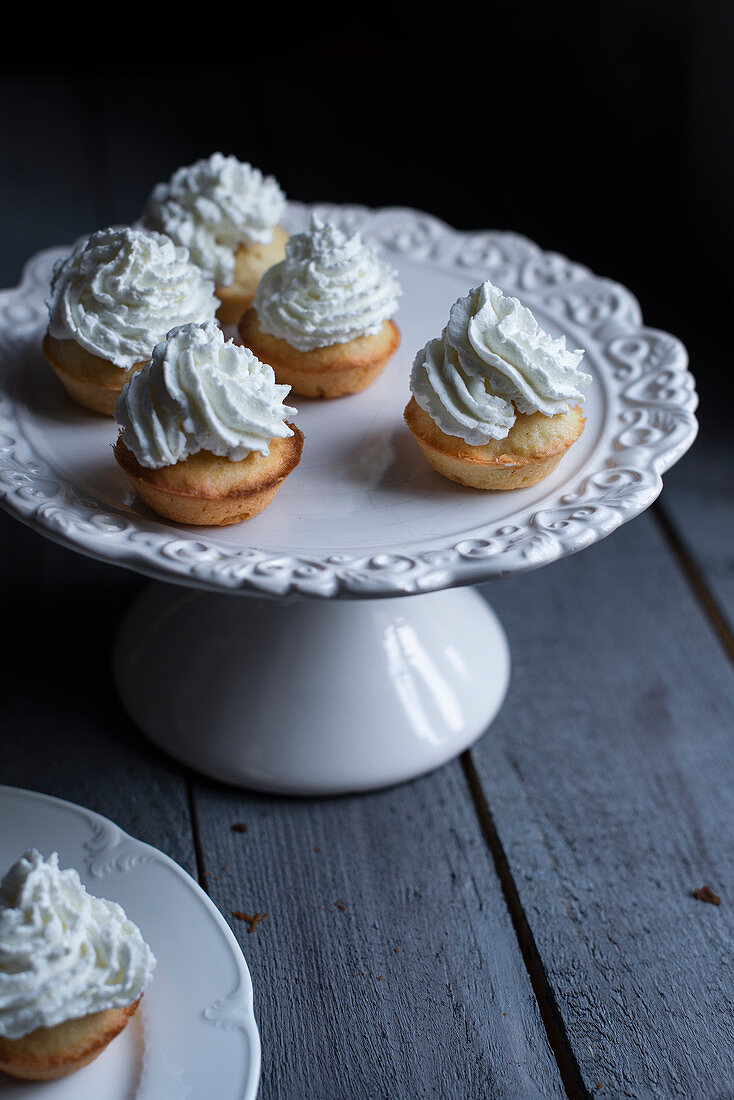 Mini muffins with whipped cream