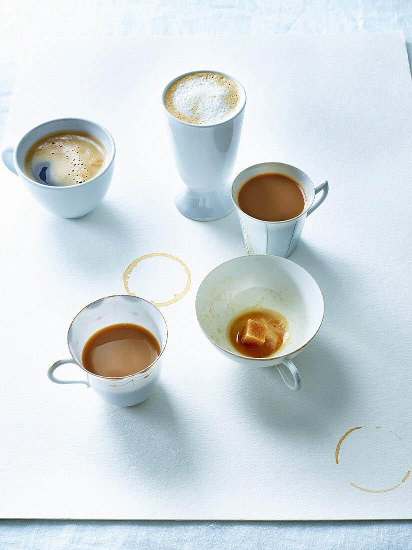 Verschiedene Tassen Kaffee