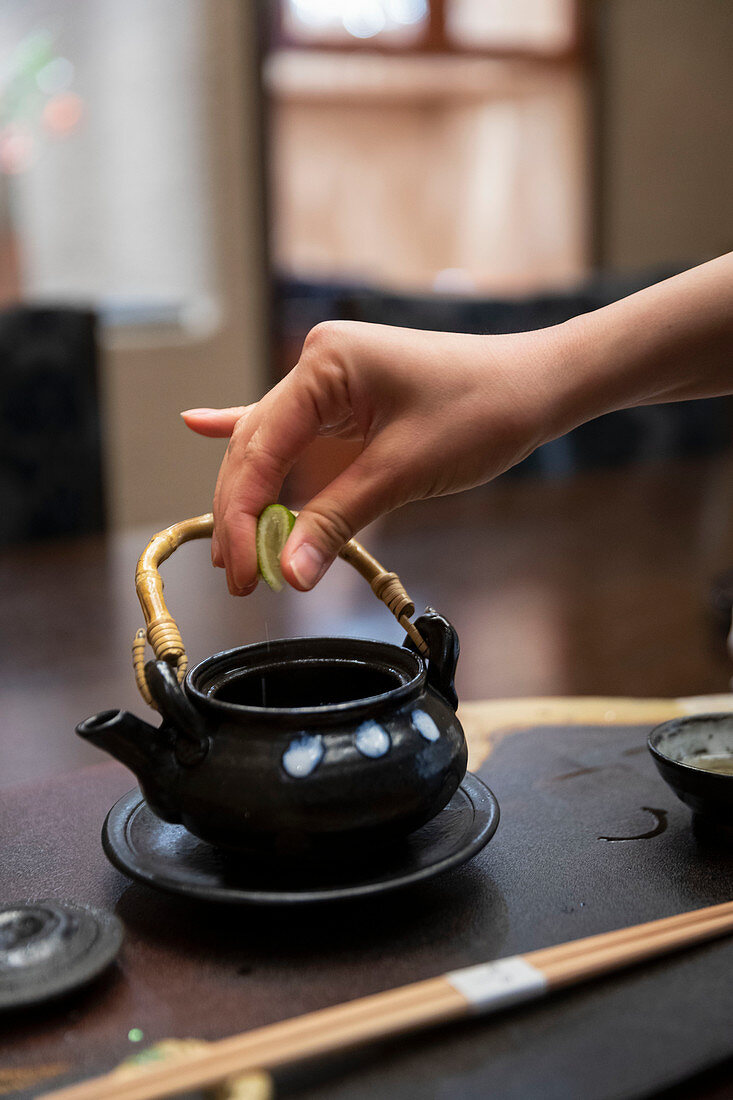 Japanischer Tee mit Limettensaft in Teekanne