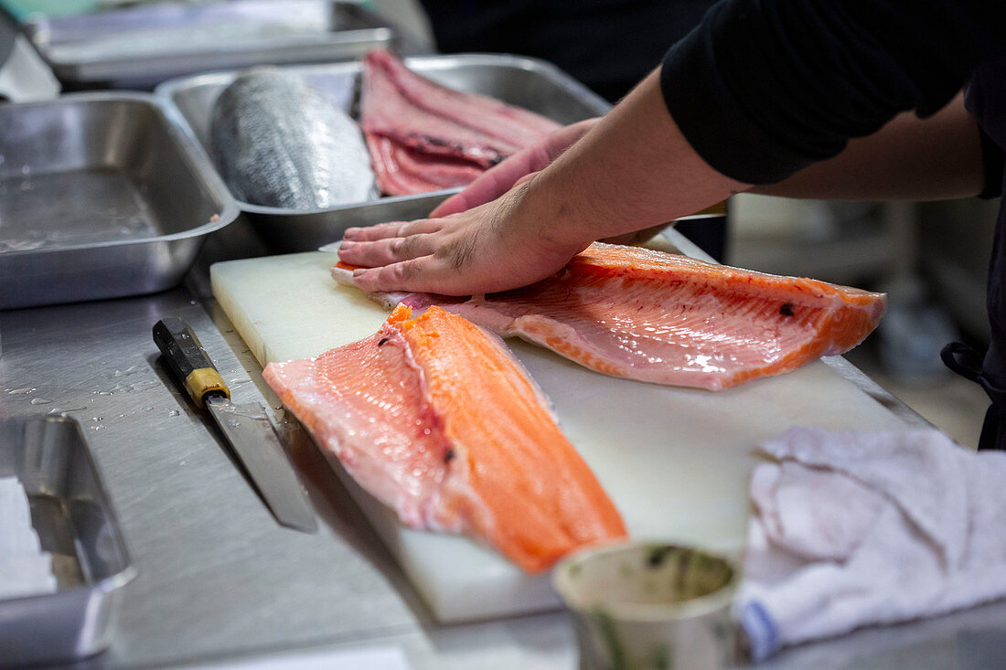 Fisch filetieren in einer Großküche