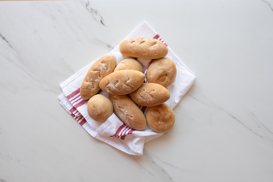 Hausgemachte Brötchen auf Geschirrtuch