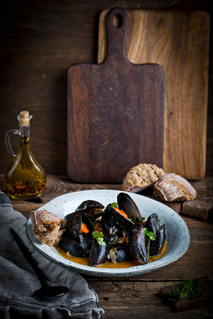 Mussels in sauce with bread