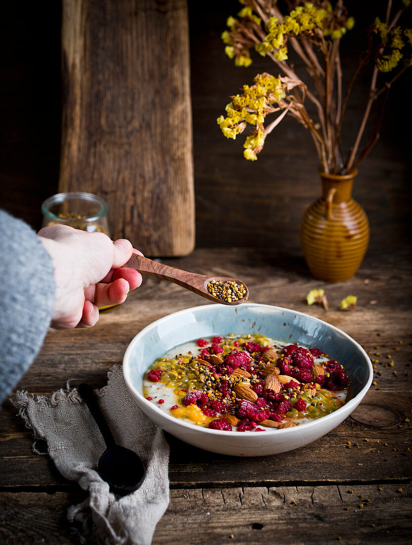 Müsli mit Haferflocken, Mandeln, Passionsfrüchten und Himbeeren