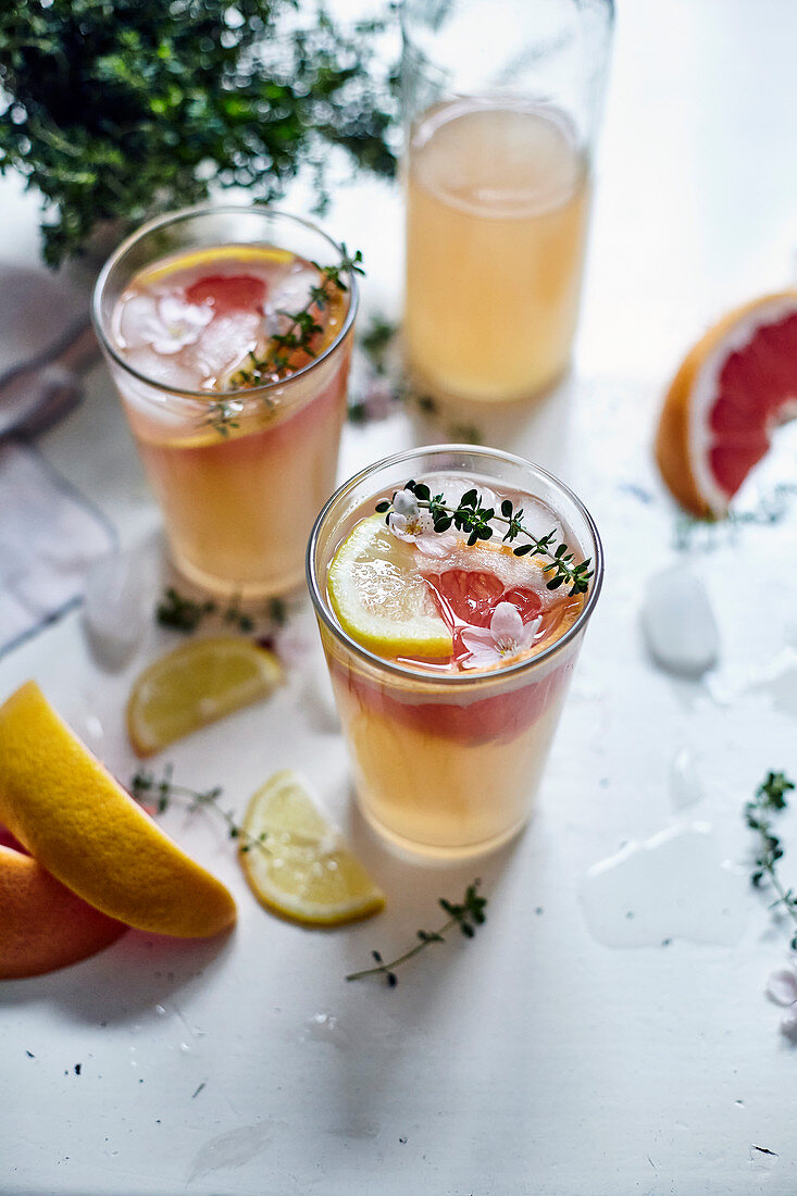 Grapefruit lemonade with thyme and lemon