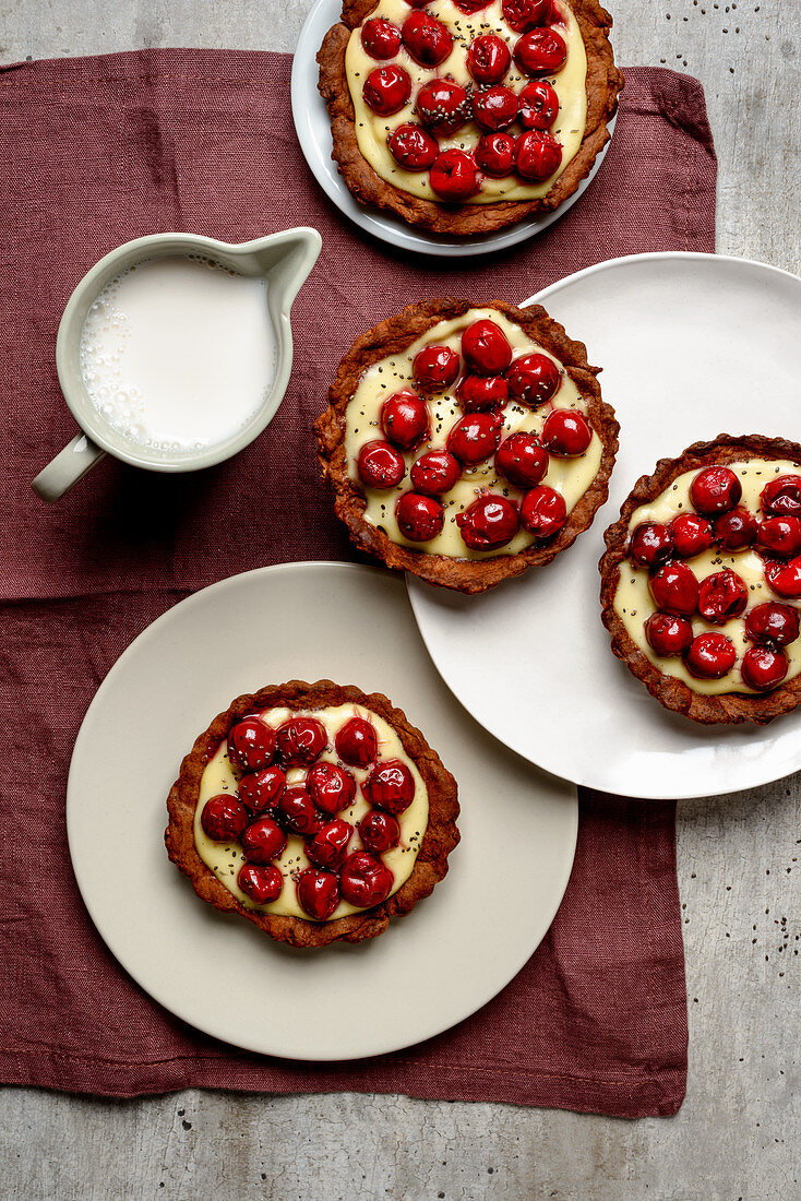 Pudding tarts with cherries