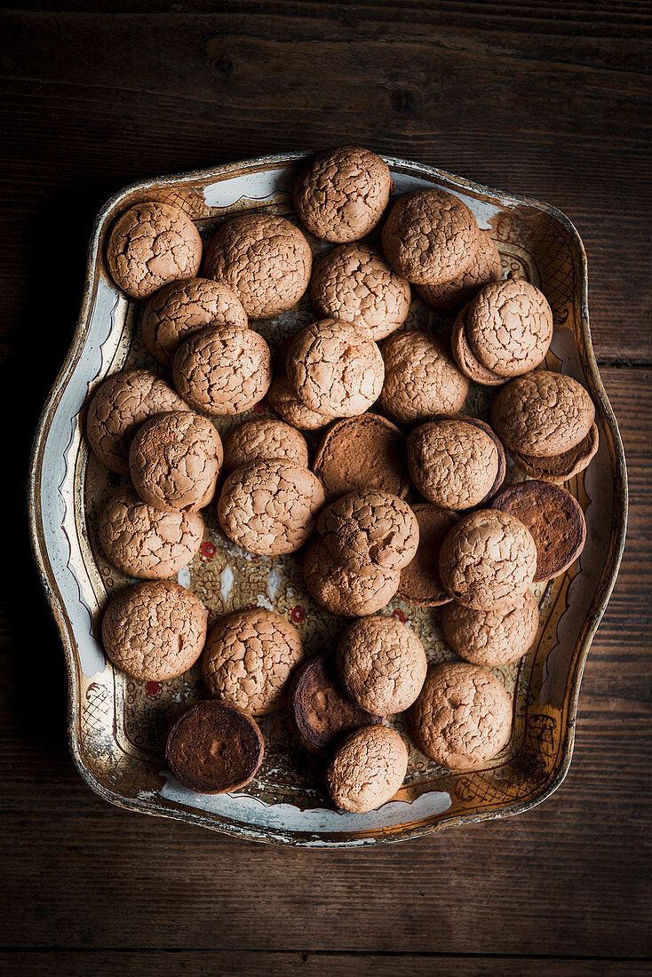 Amaretti auf Vintage-Tablett