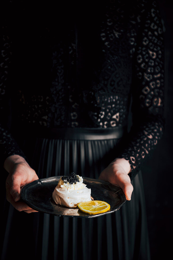 Mini-Pavlova mit schwarzem Kaviar