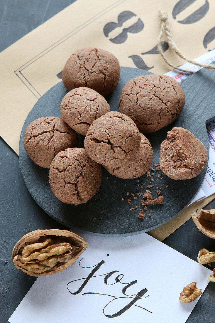 Glutenfreie Kekse mit Kakao und Walnüssen auf Schiefertafel