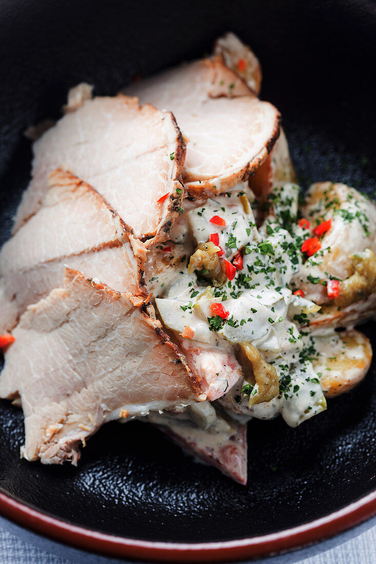 Kalter Schweinebraten auf Kartoffelsalat … – Bild kaufen – 13204345 ...