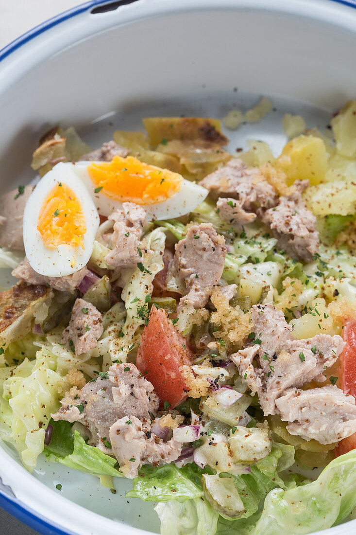 Thunfischsalat mit Tomaten, Kartoffeln, Eissalat und hartgekochtem Ei