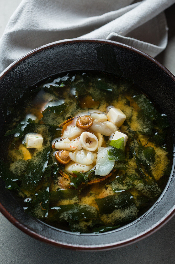 Tofu-Pilz-Suppe mit Dumplings (Asien)