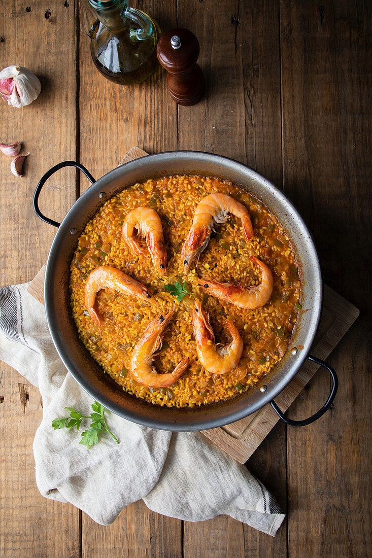 Paella mit gebratenen Garnelen