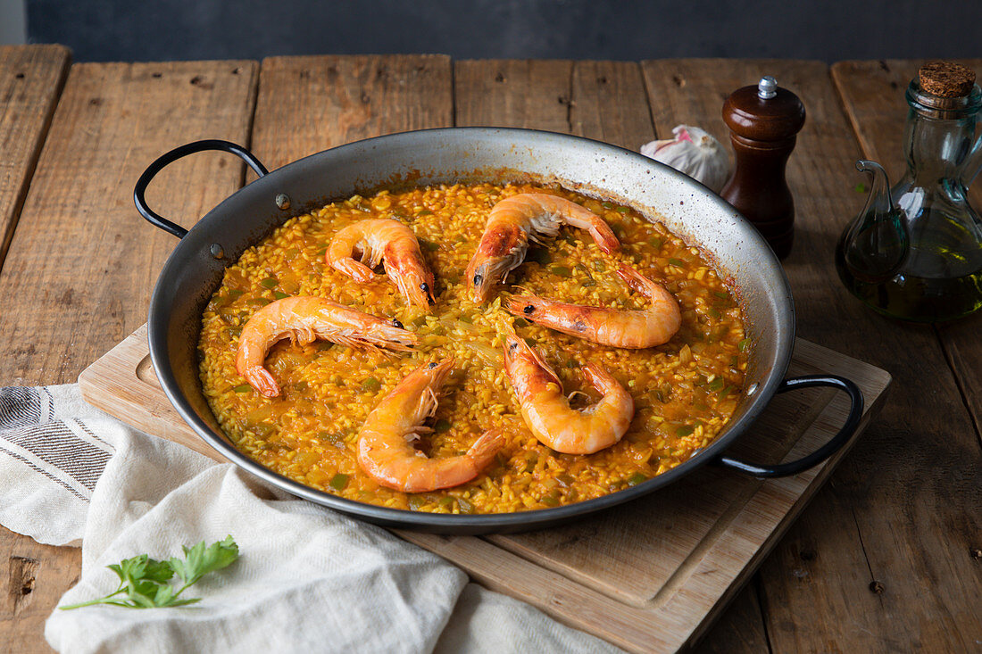 Paella mit gebratenen Garnelen