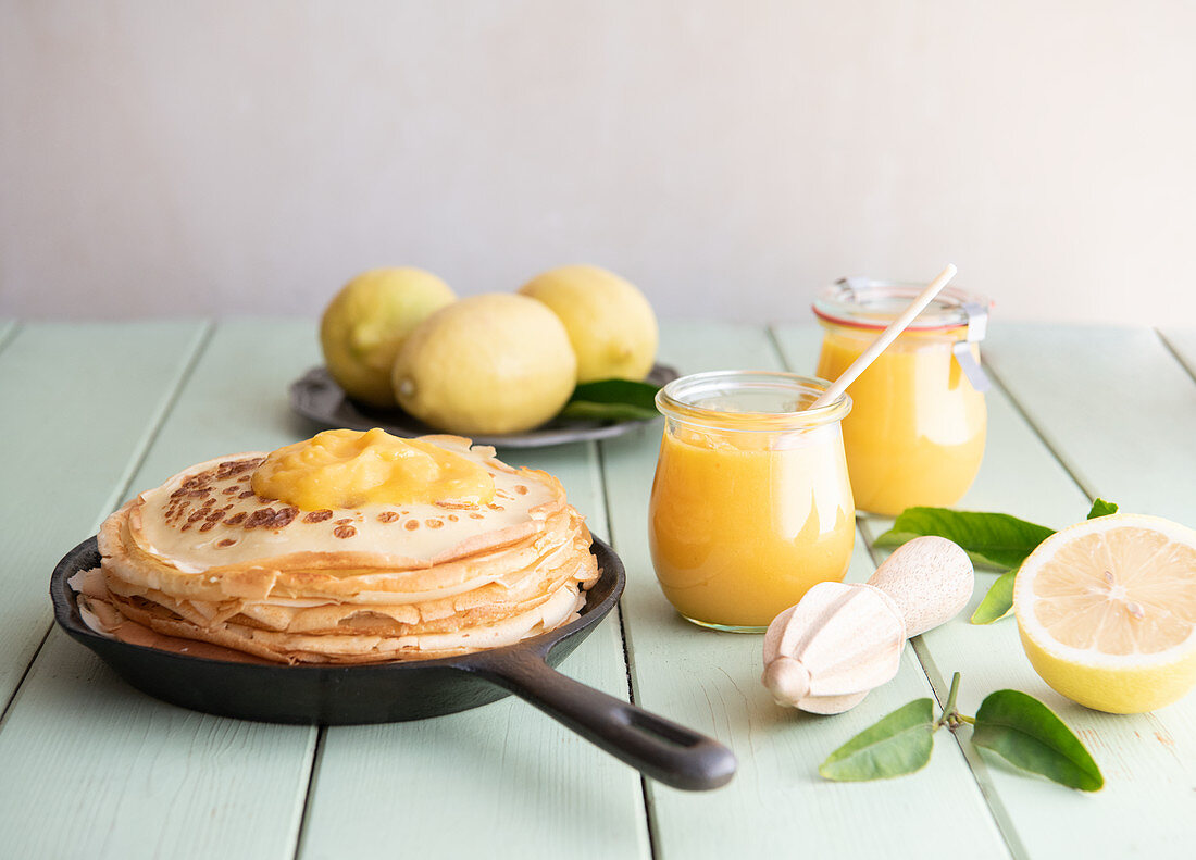 Pancakes with lemon curd (England)