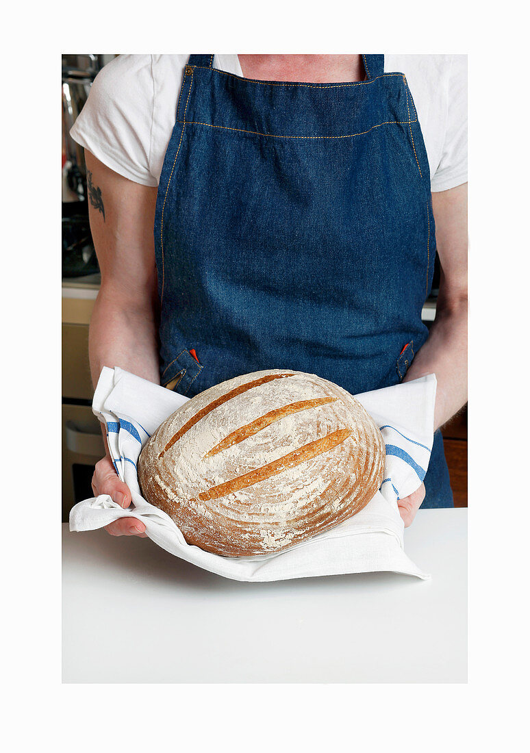 Frau präsentiert frisches Brot