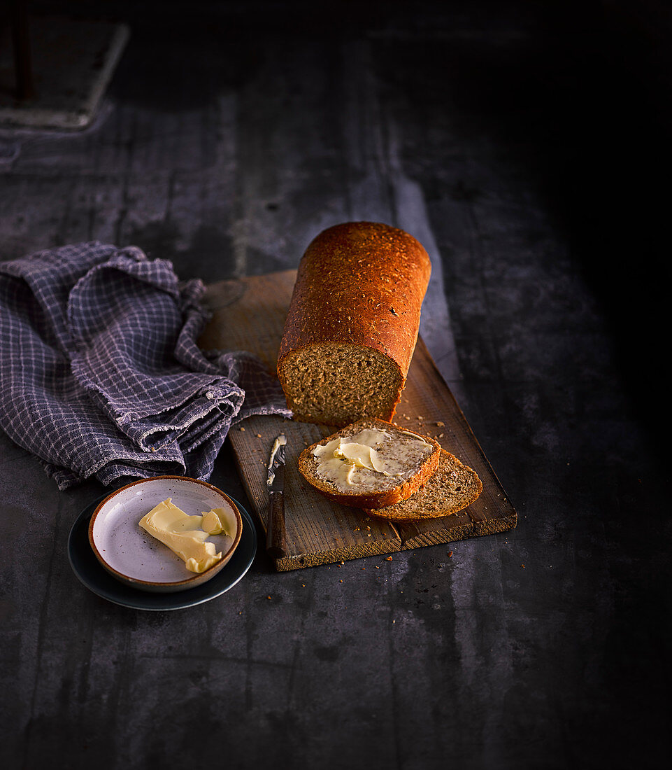 Irisches Malzbrot, angeschnitten mit Butter