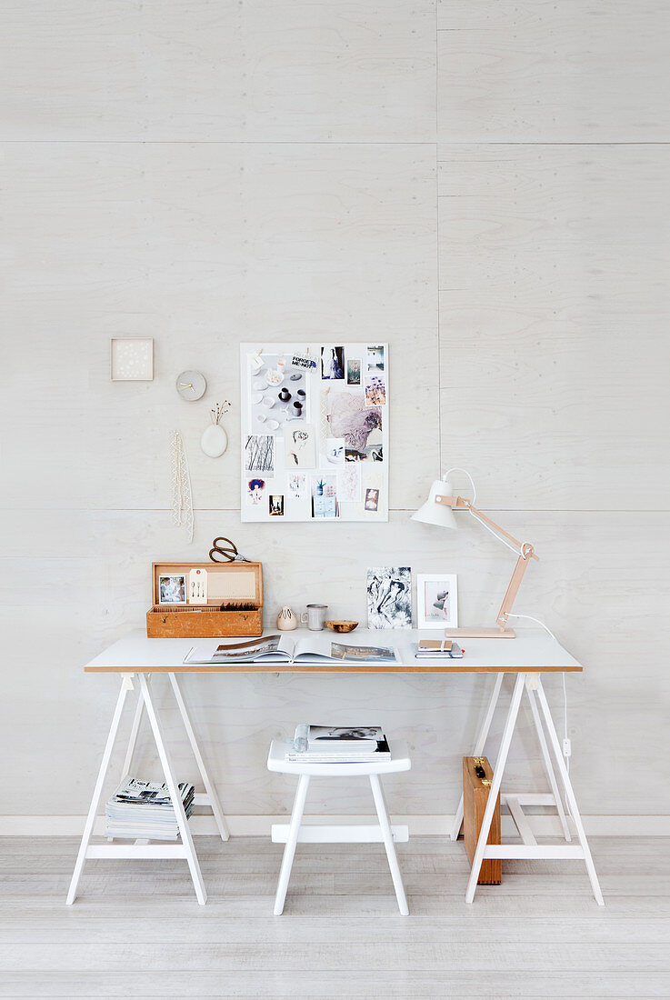 Home-Office in Weiß mit Schreibtisch auf Möbelböcken und Pinnwand