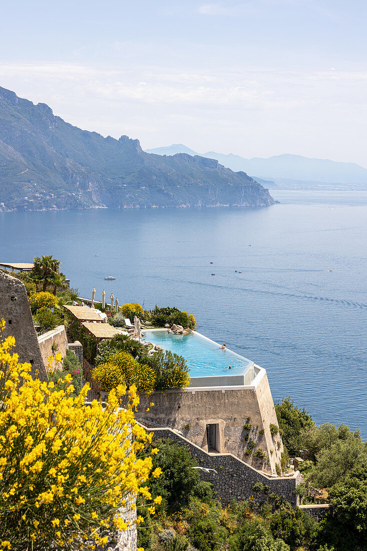 Infinity pool mit Panoramablick auf den Golf von Salerno, Italien