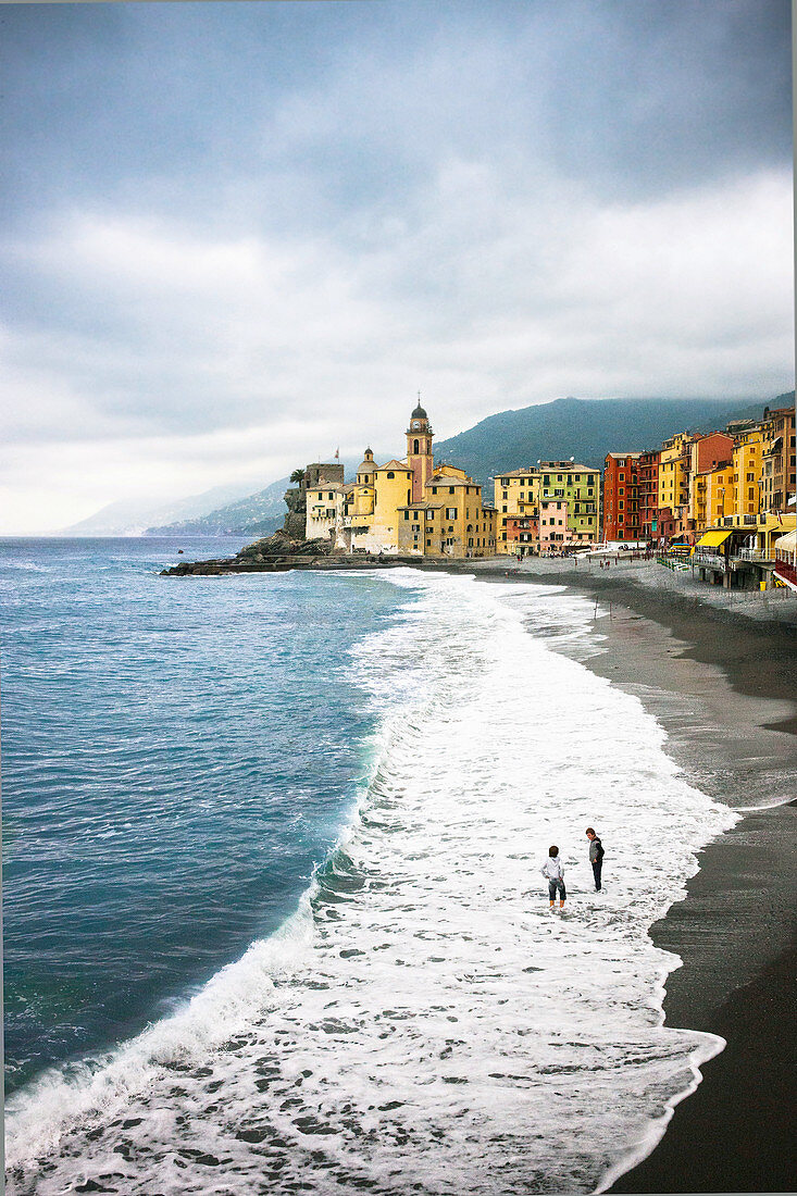 Spaziergänger am Meer, Camogli, Ligurien, Italien