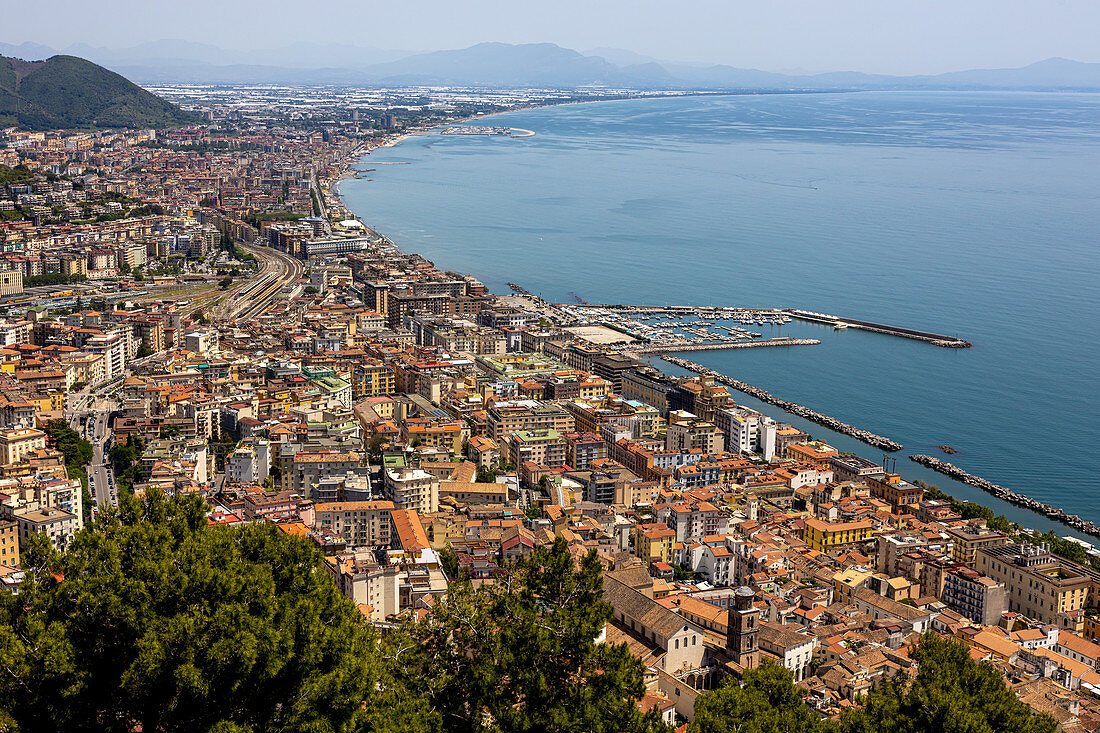 Blick auf Salerno und das Meer, Amalfiküste, Italien