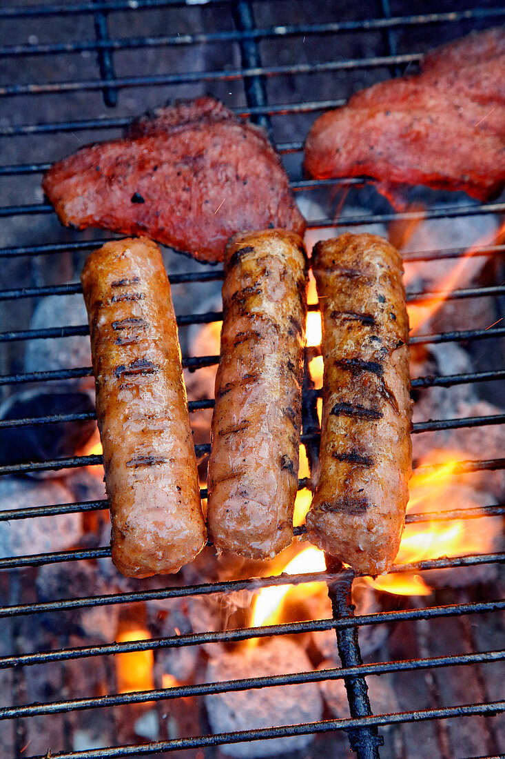 Würstchen auf dem Grill