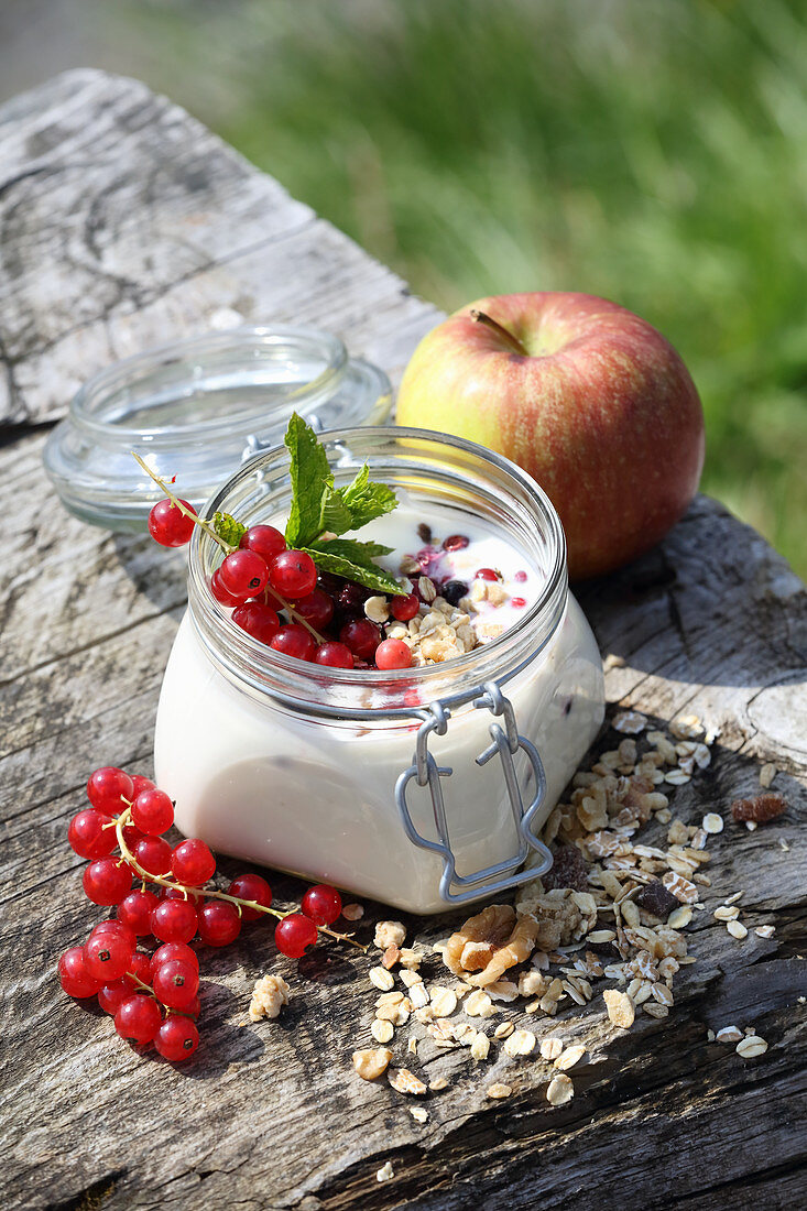 Yoghurt with homemade crispy muesli and fruit in a flip-top jar