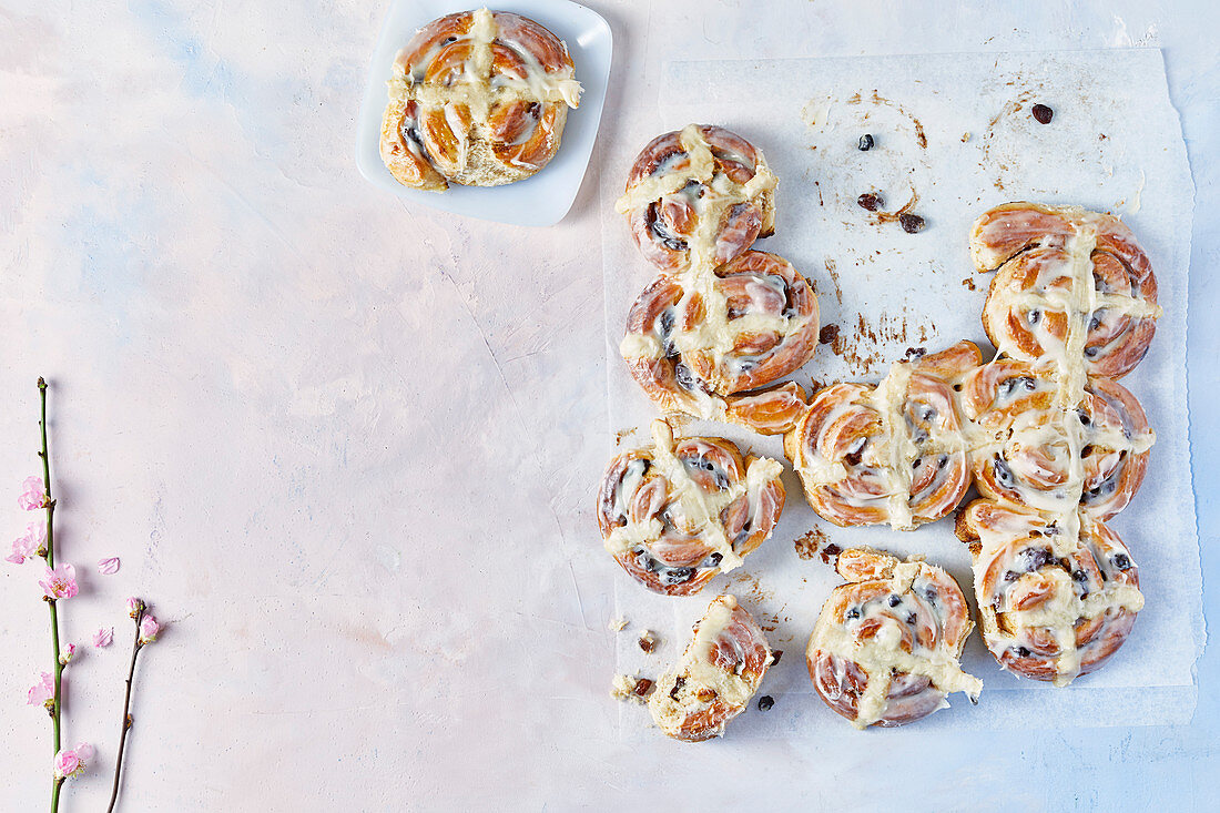 Hot Cross Cinnamon Buns (Zimtschnecken) zu Ostern