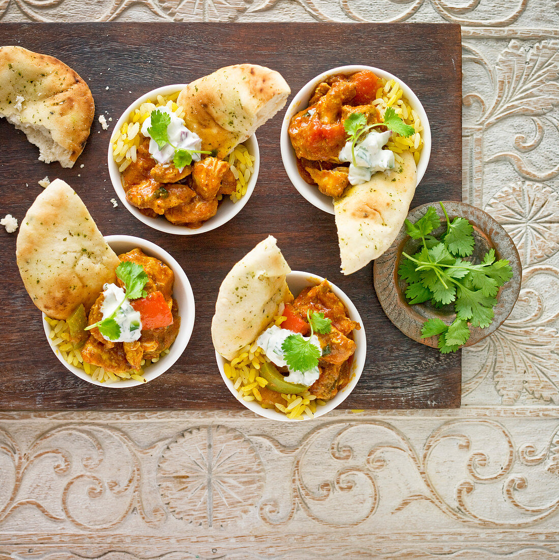 Hähnchencurry mit Reis, Naan-Brot, Raita und Koriandergrün (Indien)