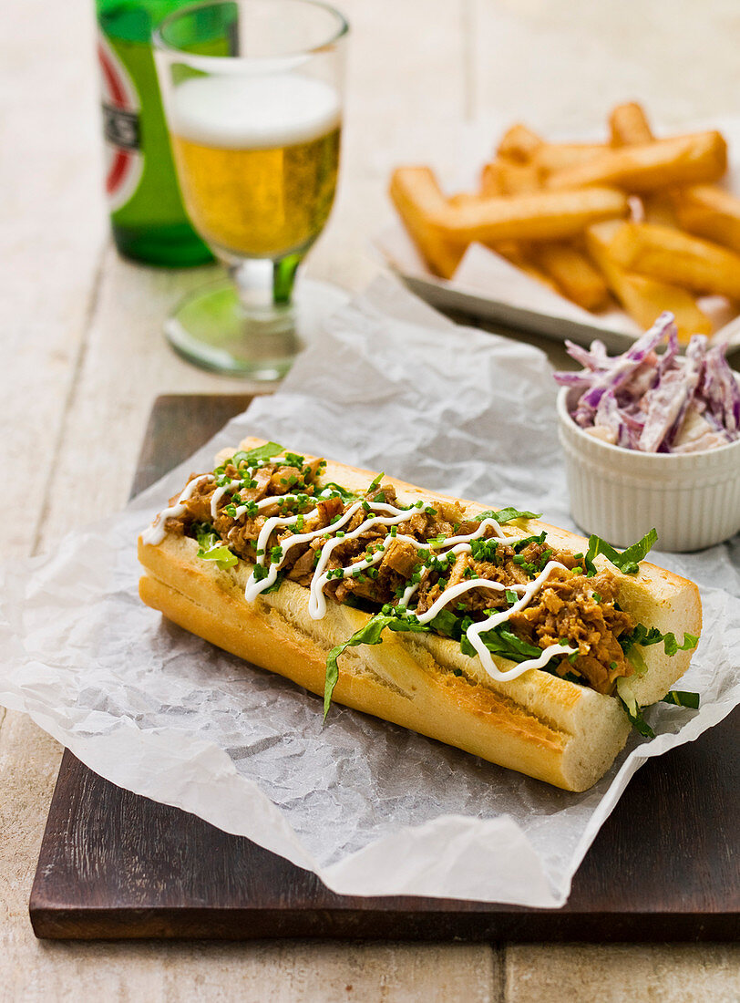 Thunfischbaguette mit Salat, Schnittlauch und Mayonnaise