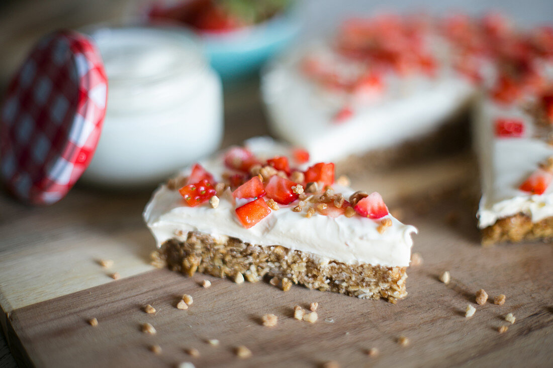 Muesli Mascarpone cake with strawberries