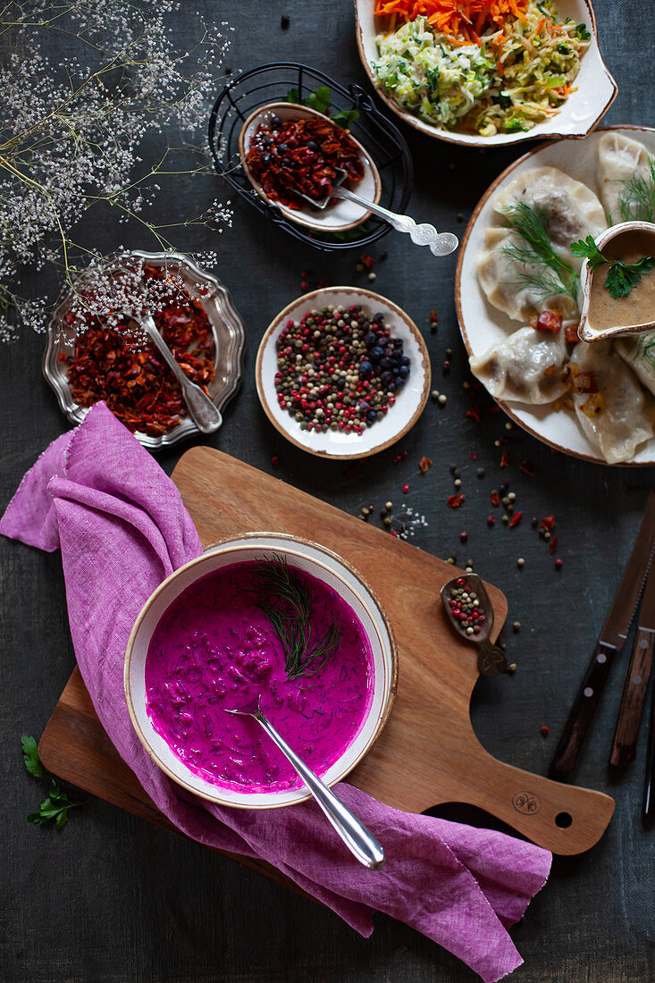 Rote-Bete-Suppe, Teigtäschchen, Gewürze und Salat