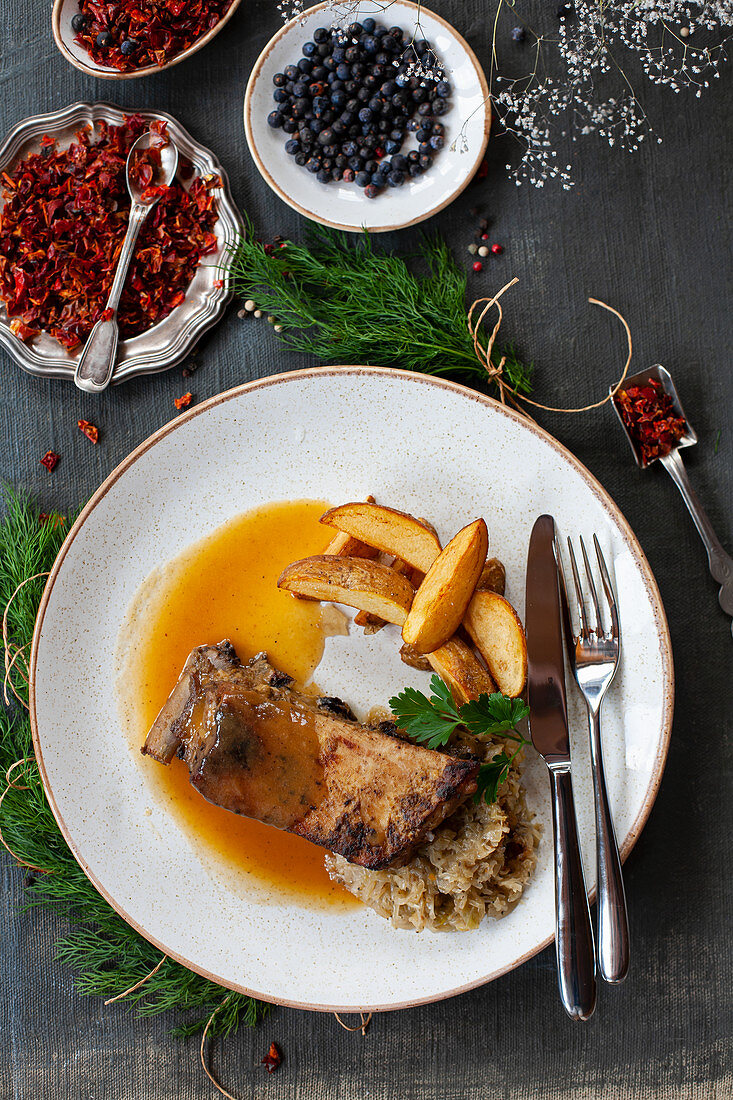 Schweinerippchen mit Kartoffelspalten