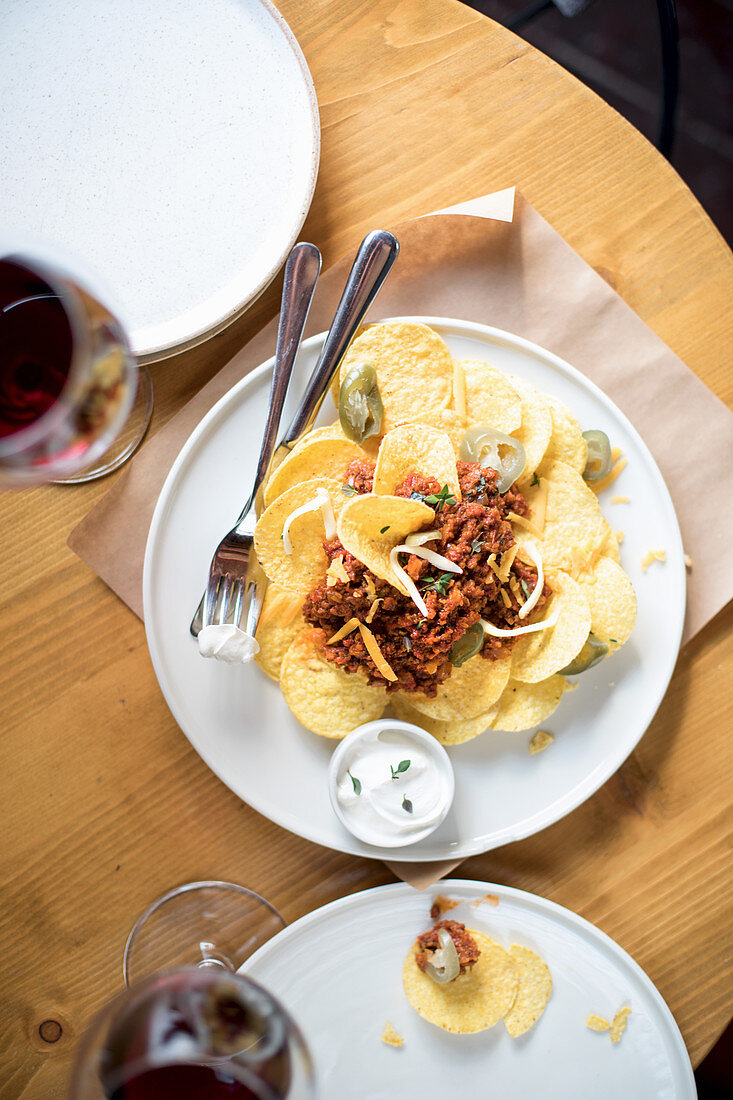 Kartoffelchips mit Hackfleisch und Jalapenos im Restaurant