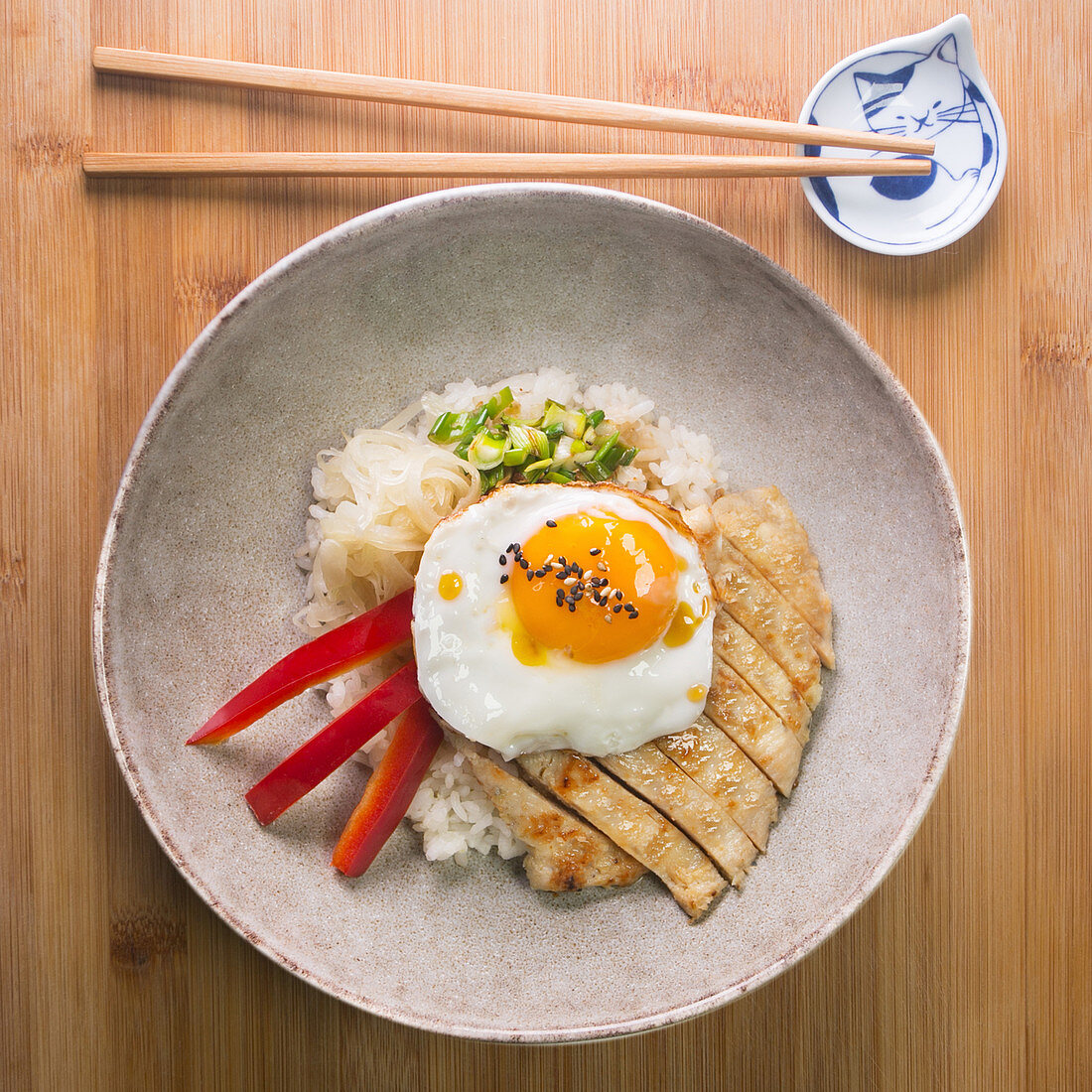 Chicken Donburi with paprika, egg and onion