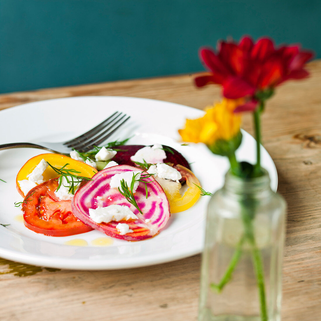 Tomaten-Rüben-Salat mit Ziegenkäse und Dill