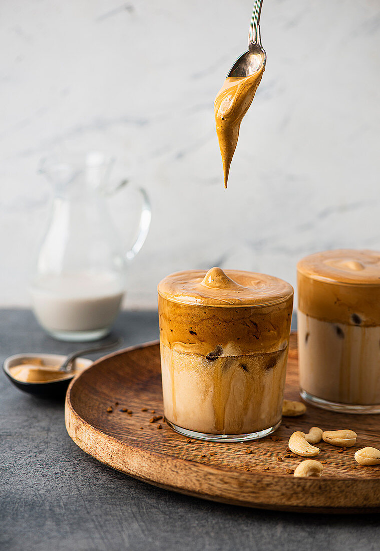 Dalgona Coffee mit Cashewmilch (vegan)