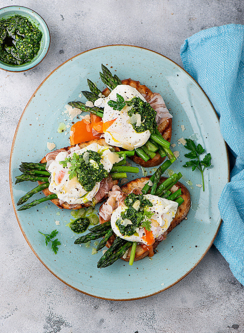 Bruschetta topped with asparagus and poached egg