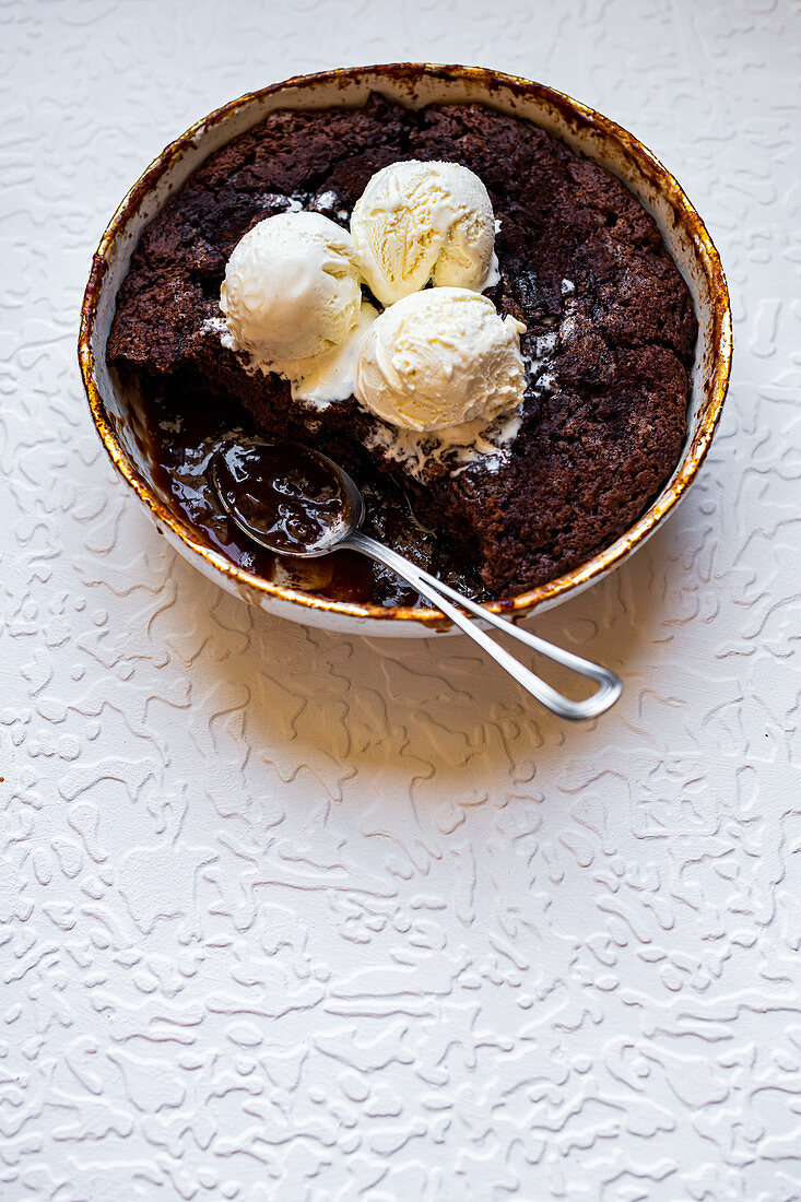 Self Saucing Chocolate Pudding mit Vanilleeis