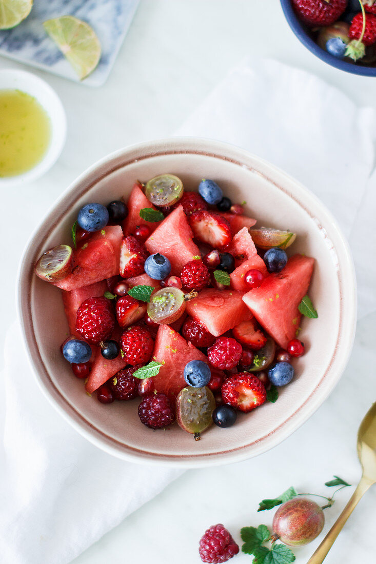 Sommerlicher Obstsalat mit Beeren und Wassermelone