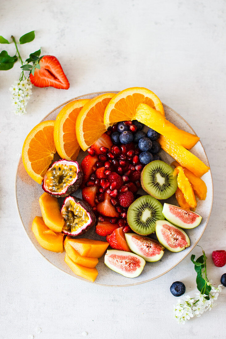 Sommerlicher Obstteller mit exotischen Früchten und Beeren
