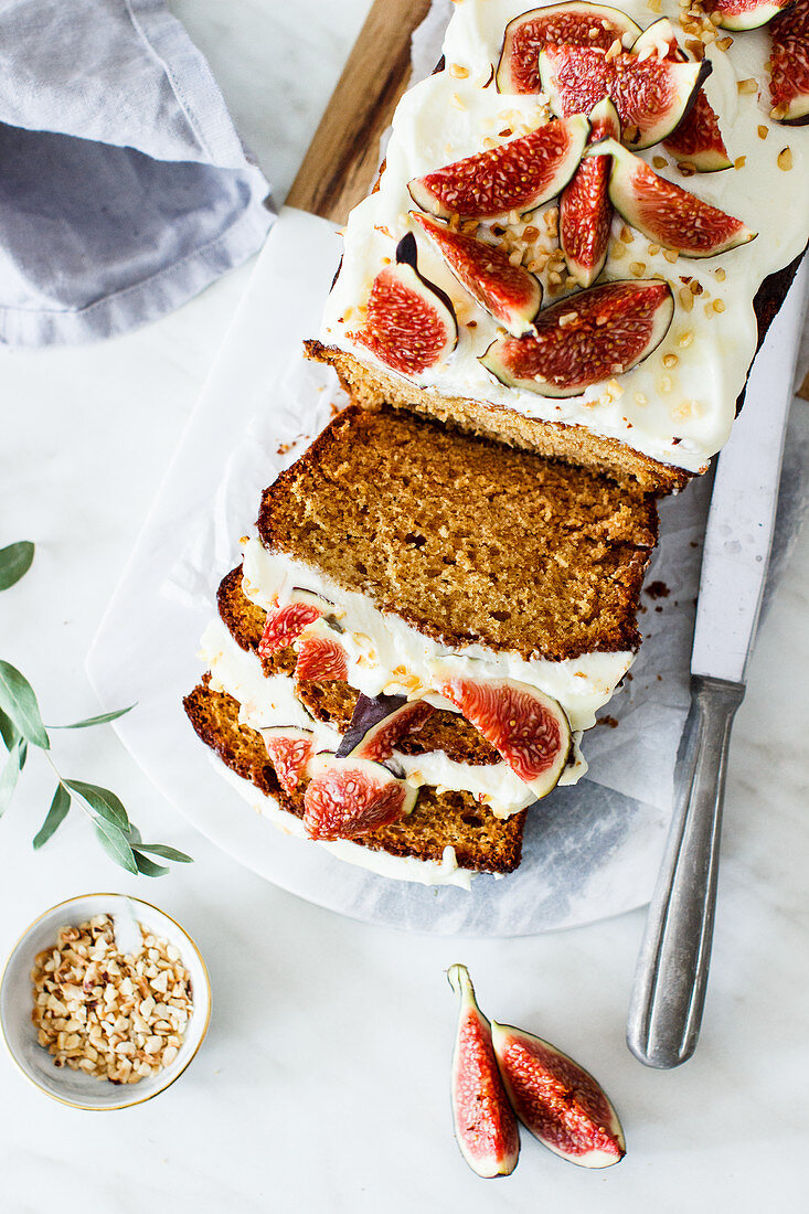 Honigkuchen mit Frischkäsefrosting und Feigen