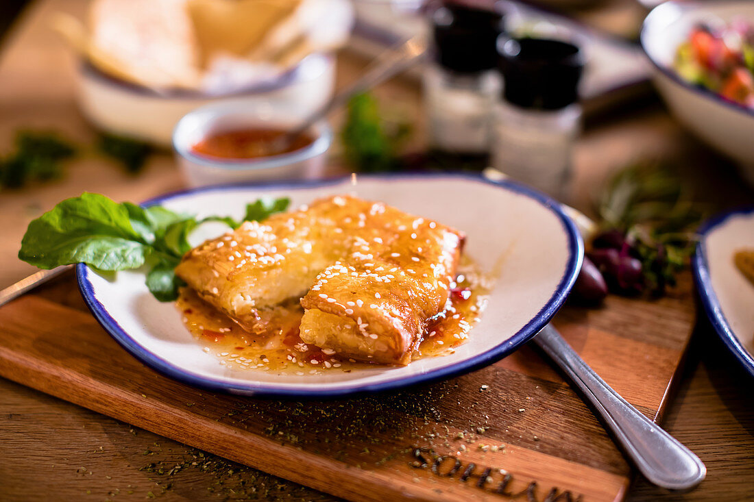 Griechische Feta-Päckchen mit Honig und Sesam